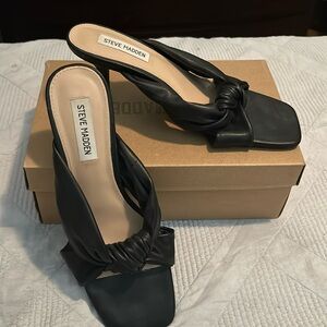 WOMEN LEATHER SANDAL WITH LITTLE HEEL.